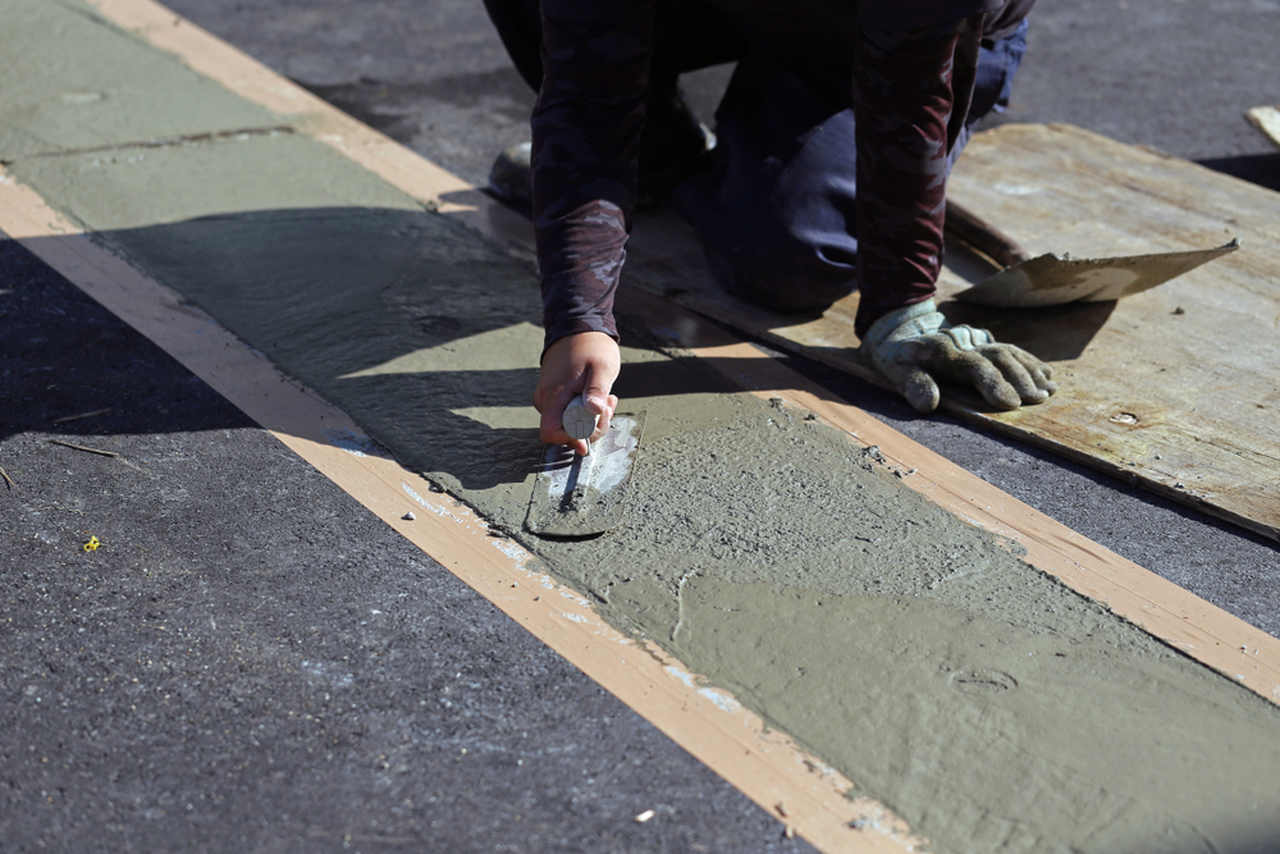 worker applying plaster to the floor