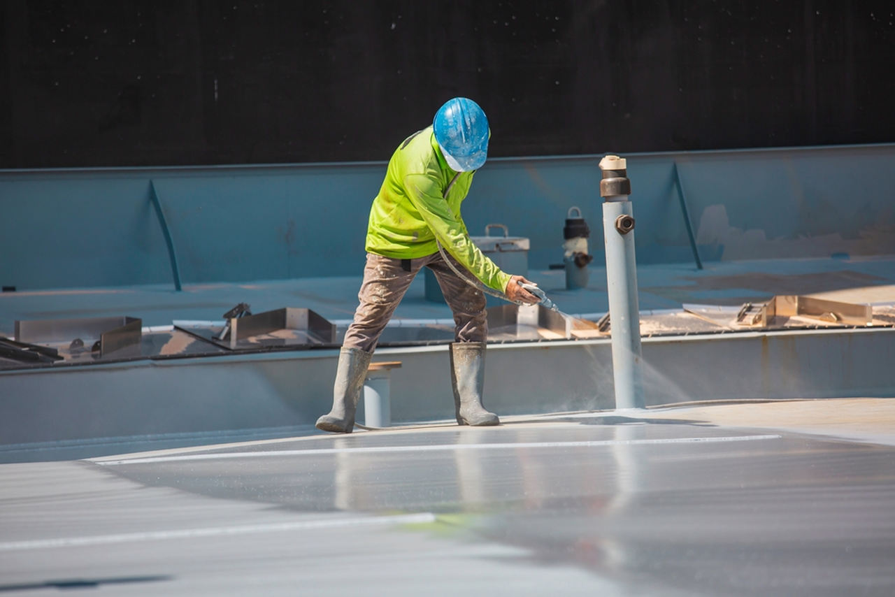 worker applying water insulation