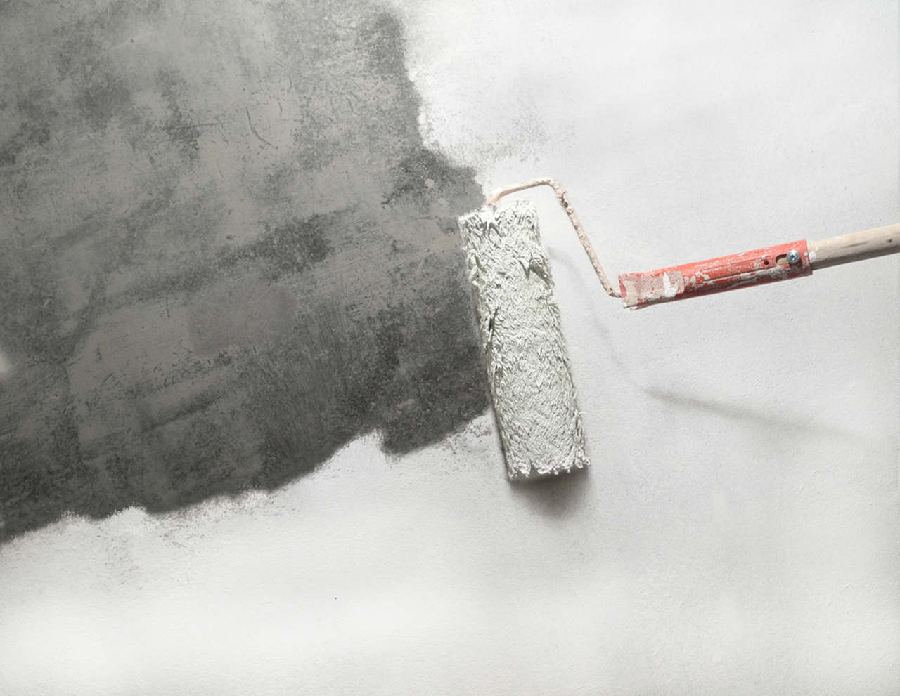 primer paint applying to the wall