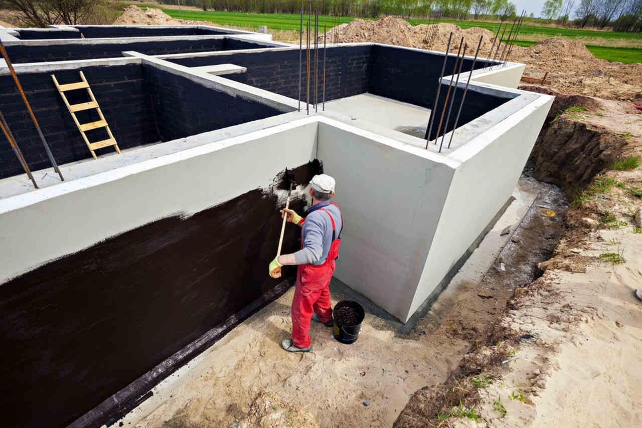 worker applying water insulation