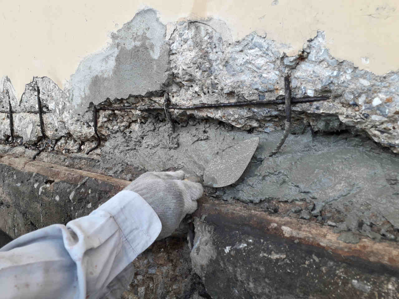 concrete with cracks