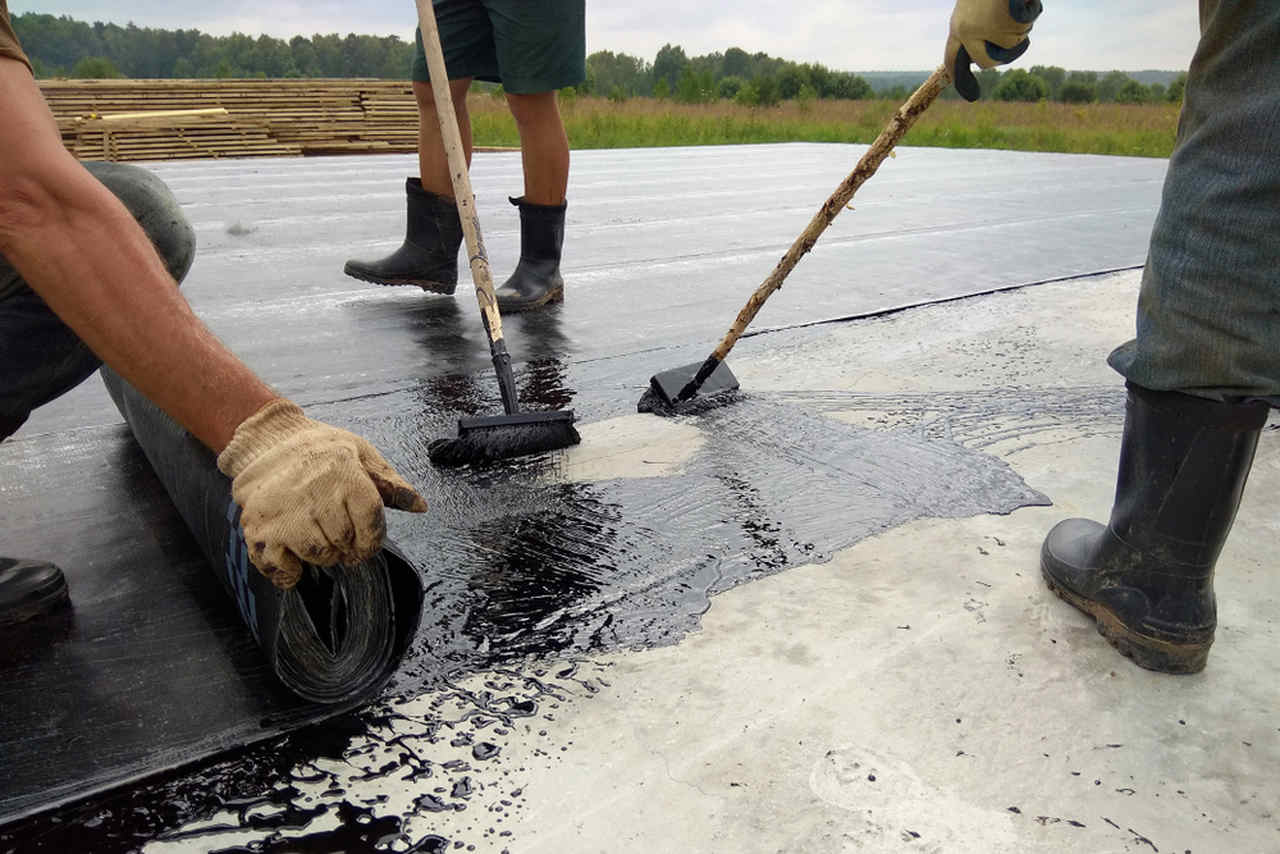 workers applying water insulation