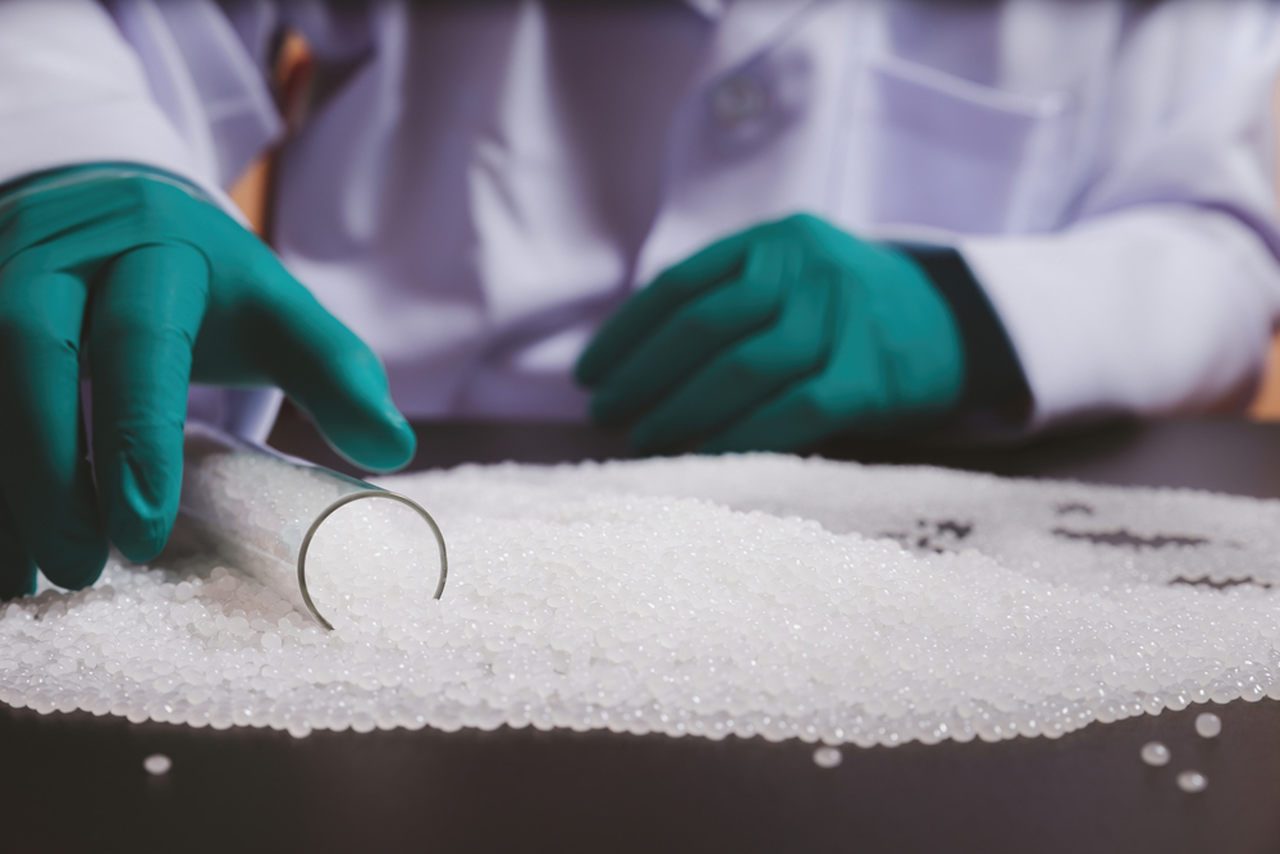 scienziato che esamina pezzi di polimero