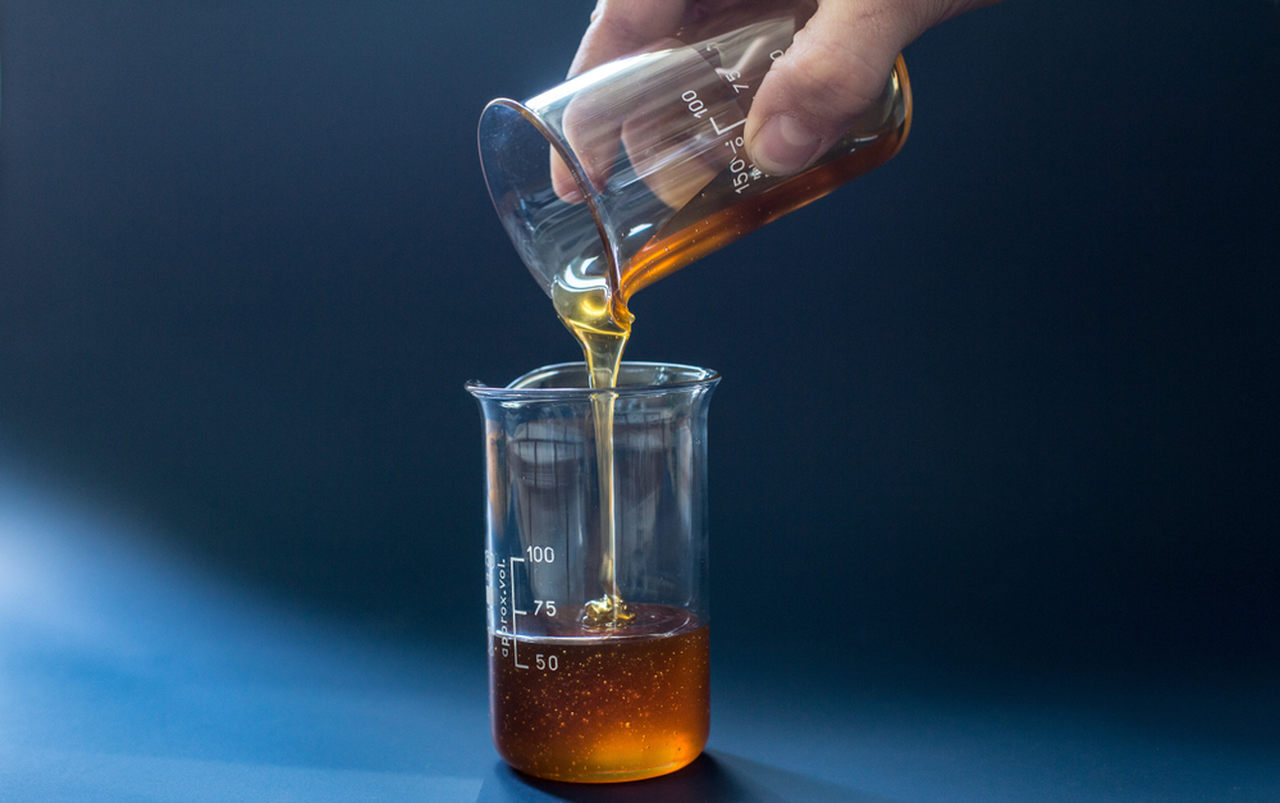 bicchiere di vetro con liquido