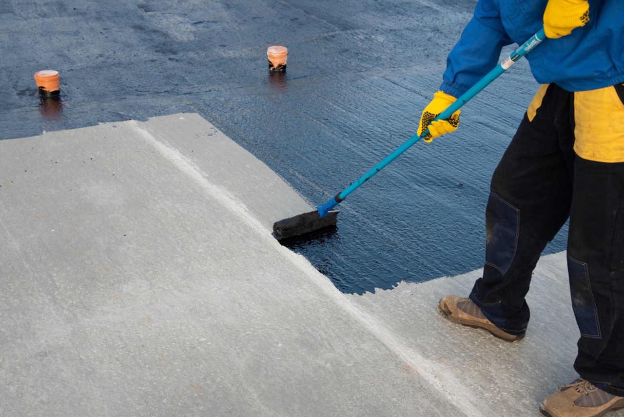 worker applying water insulation